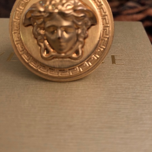 Versace Medusa ring. Gold plated. Size 8. - Picture 5 of 5